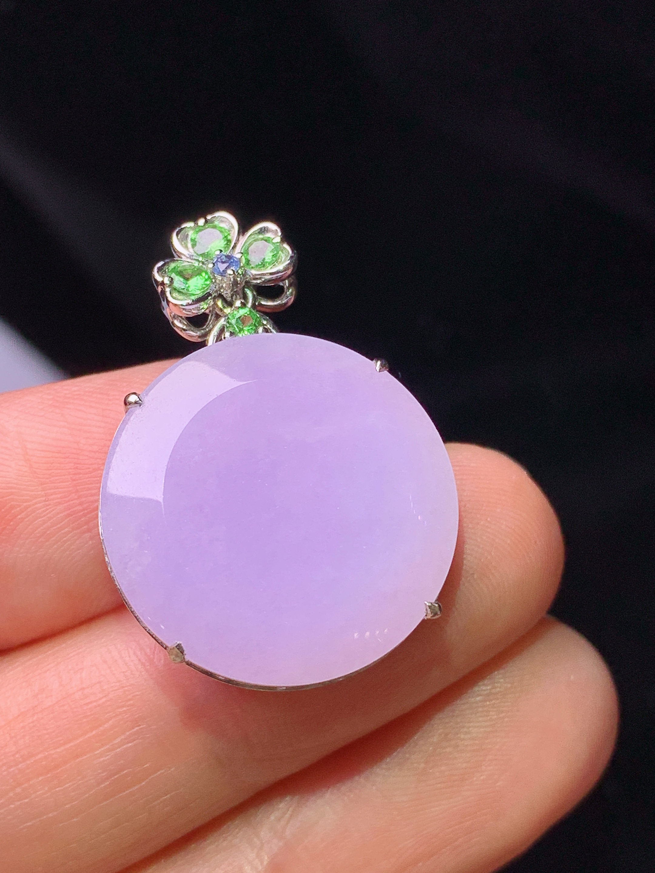 18k金钻镶嵌紫罗兰圆牌吊坠 玉质细腻 色泽艳丽清新 水润亮眼 整体尺寸27.7*19.8*7.2g1