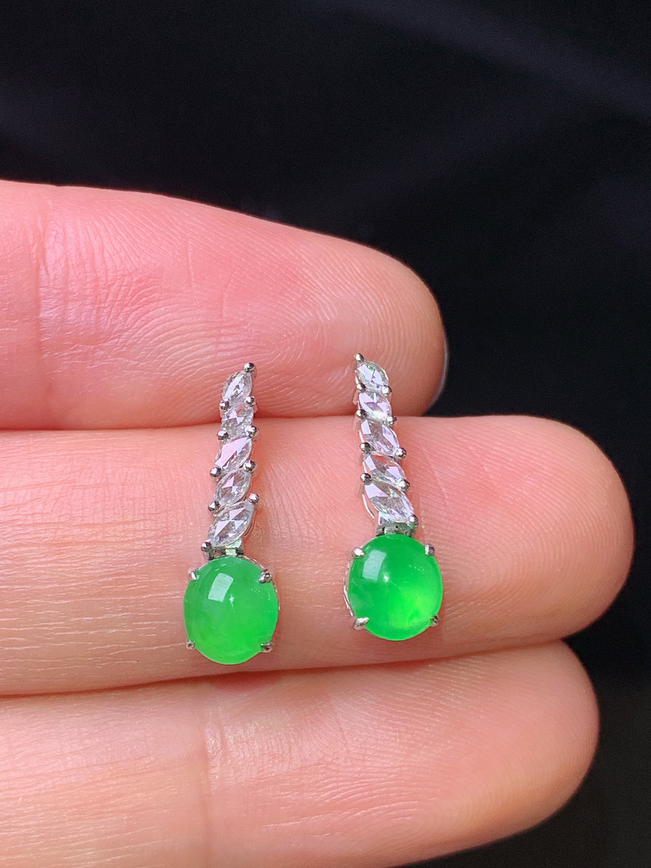 18k金钻镶嵌满绿蛋面耳坠 玉质细腻 色泽艳丽 整体尺寸15.8*5*3.5g1