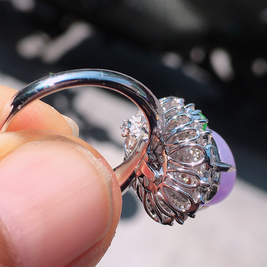 紫罗兰蛋面戒指/吊坠两用款，色泽均匀艳丽，玉质细腻，荧光感超
强，饱满圆润，尽显优雅气质，18k
金豪华镶嵌