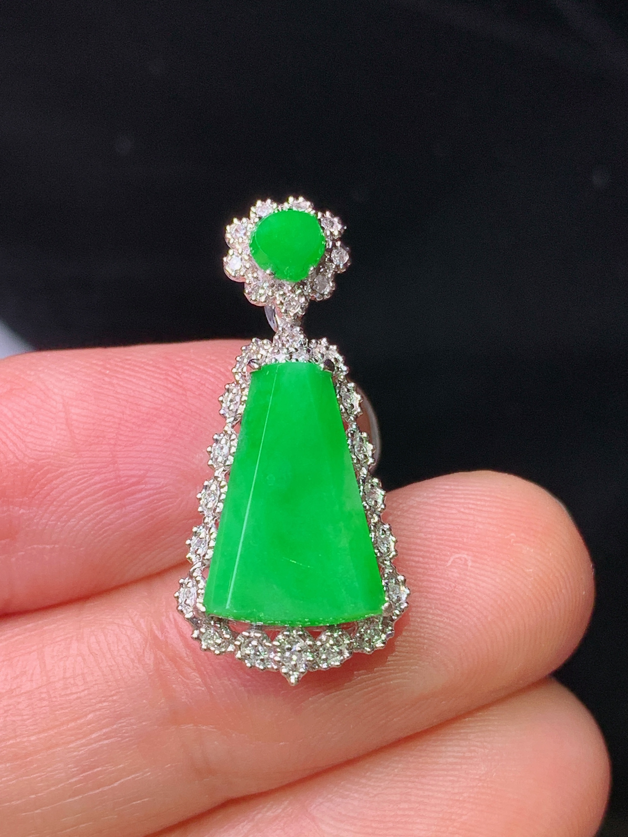 18k金钻镶嵌翠绿无事牌吊坠 玉质细腻 色泽艳丽 整体尺寸26.5*12.2*7x2