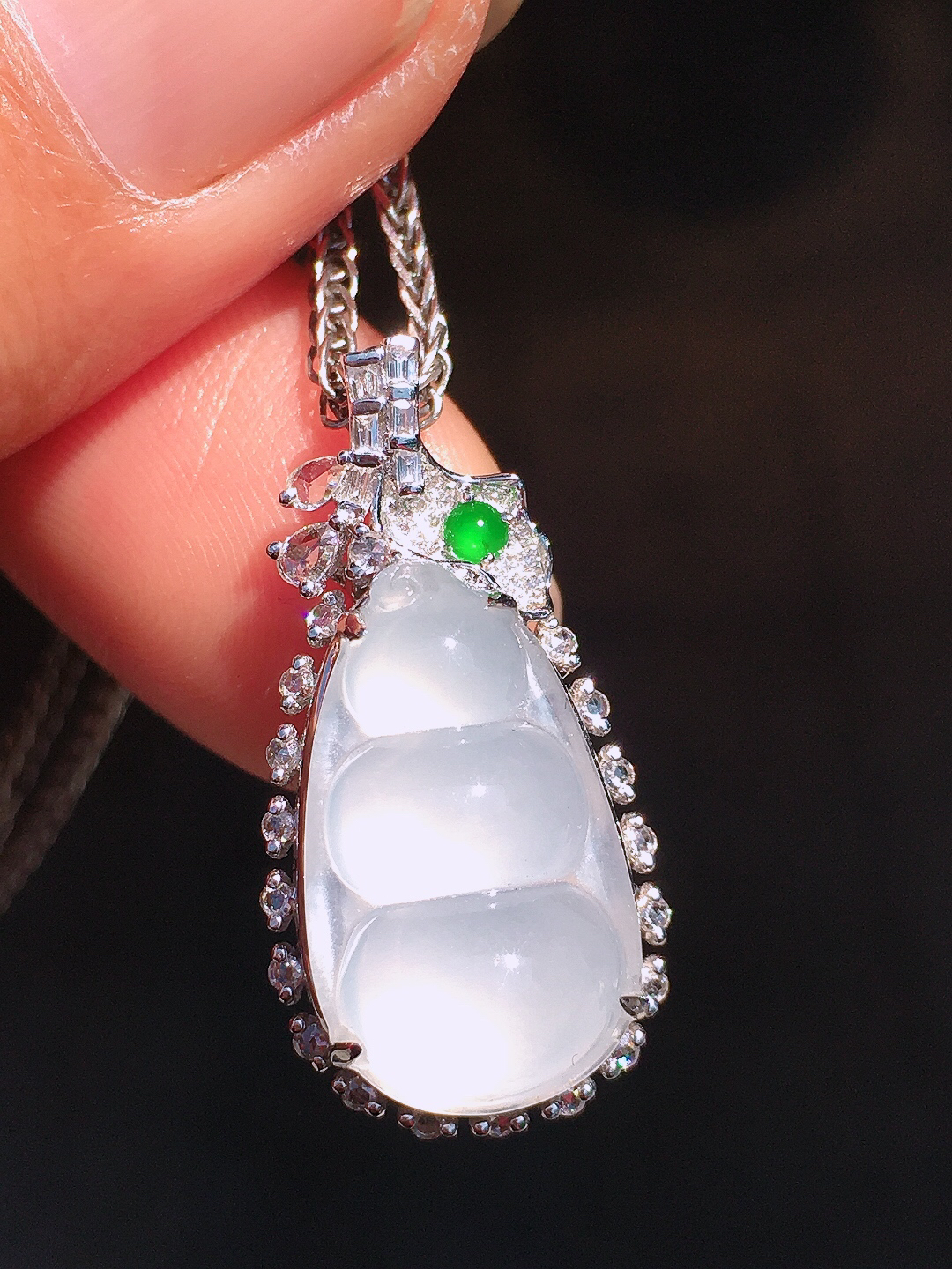 冰种福豆吊坠，玉质细腻，荧光感超
强，饱满圆润，尽显优雅气质，18k
金豪华镶嵌