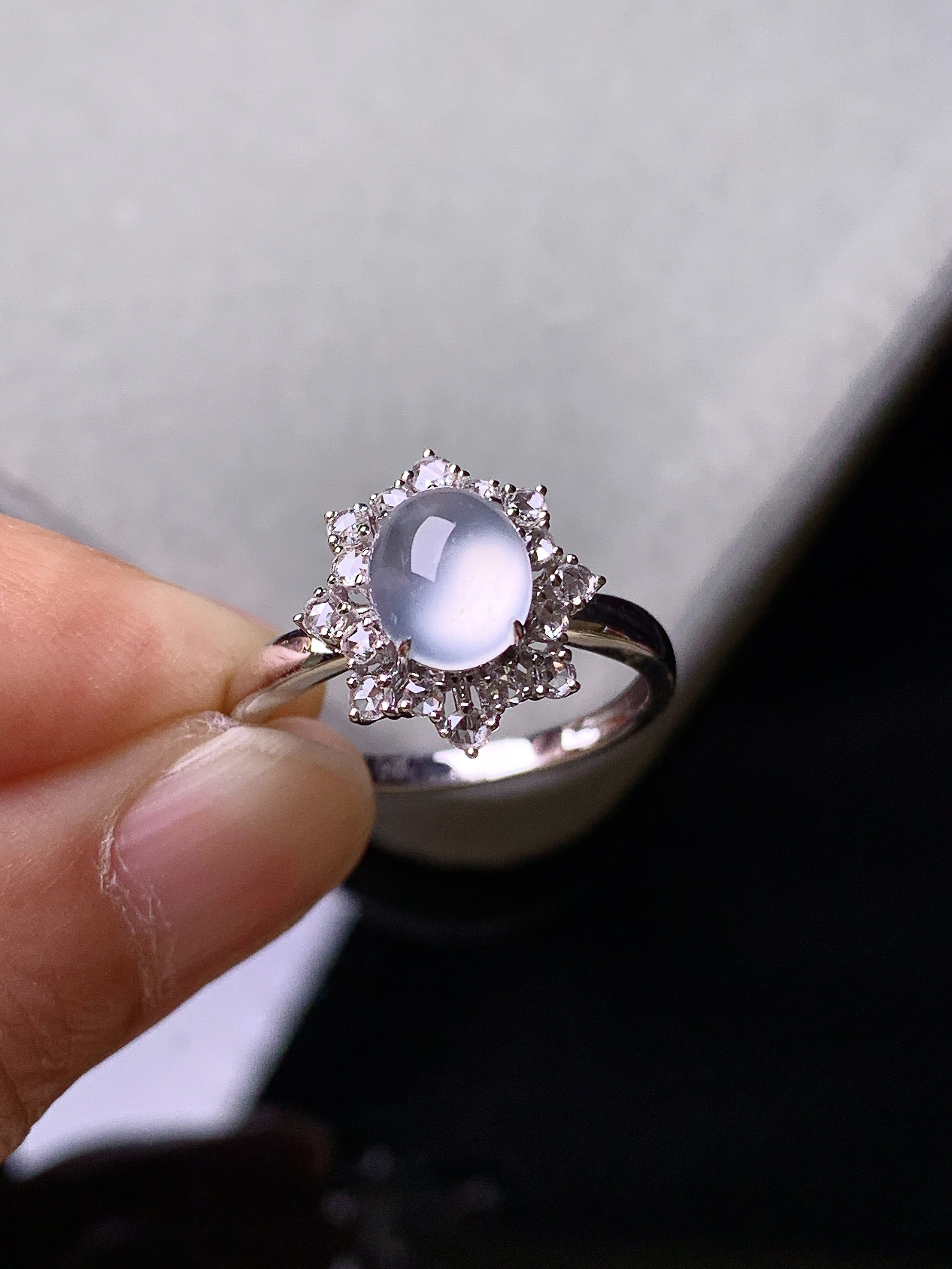 18k金钻镶嵌冰种蛋面戒指 玉质细腻 色泽艳丽清新 水润亮眼 圈口14 整体尺寸13*12.2*7.6m3