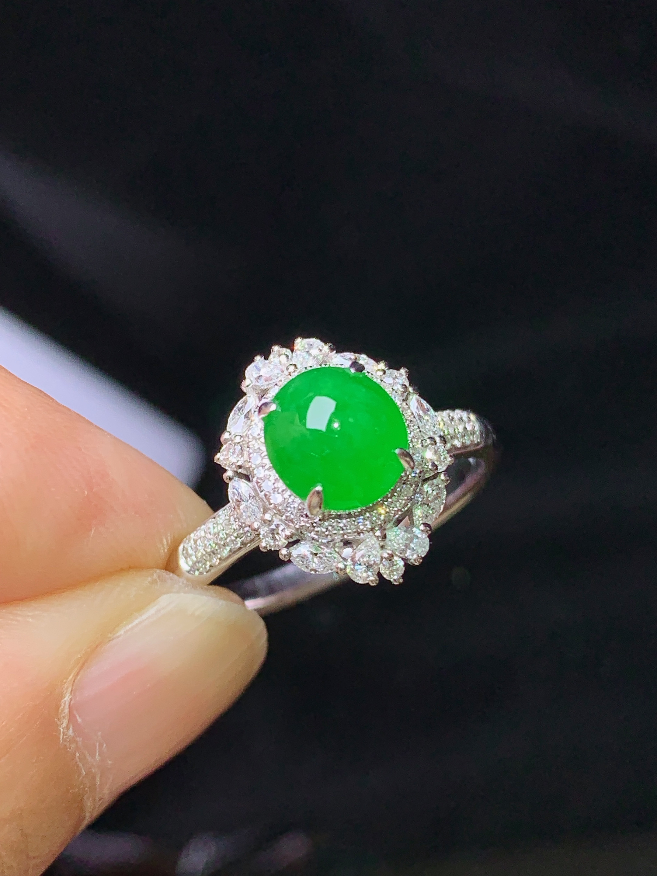 18k金钻镶嵌满绿蛋面戒指 玉质细腻 色泽艳丽清新 水润亮眼 圈口14.5 整体尺寸13.2*10.6*8.7m3