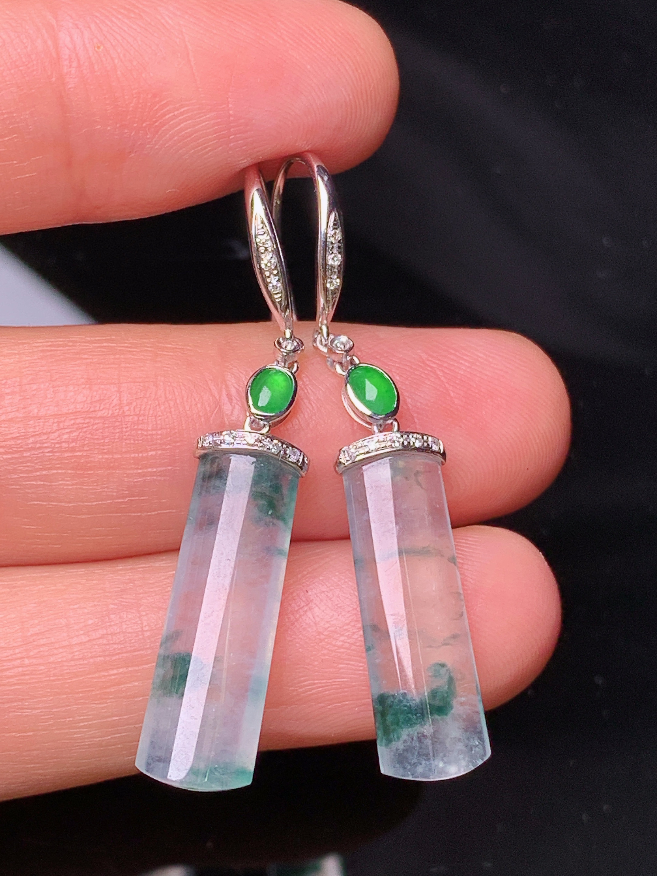 18k金钻镶嵌冰种玉柱耳坠 吊坠 玉质细腻 色泽艳丽清新 水润亮眼 整体尺寸41.2*6.8*3b1