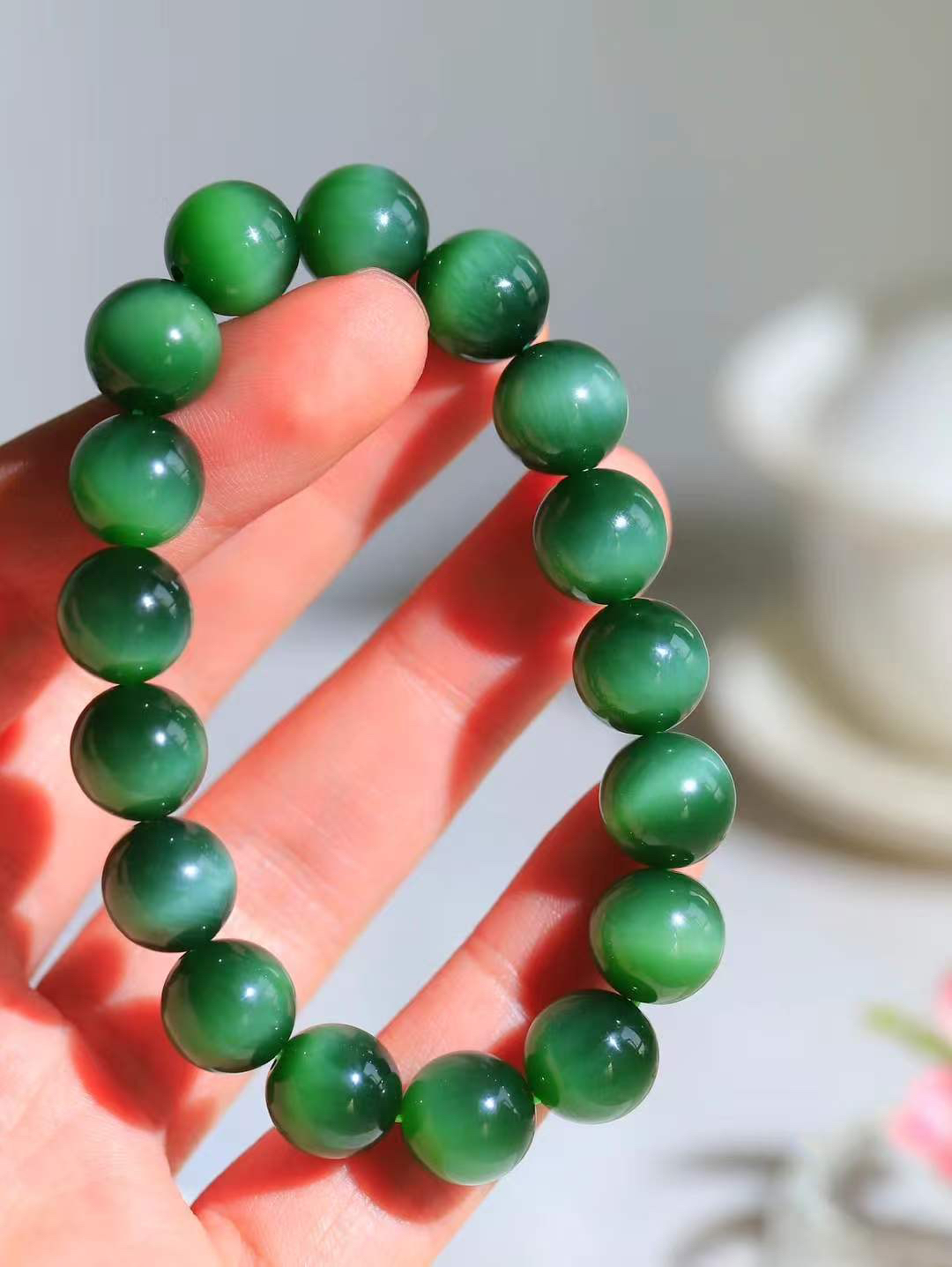 【珠圆玉润.手串】

收藏级臻品️和田玉碧玉猫眼珠圆玉润手串 玉质温润细腻  整串打磨圆润，佩戴舒适。珠珠落玉盘，间关莺语花底滑，一生美好时光，无论身在何处，都有它相伴相守。事事顺遂，幸福美满，吉祥如意。重46.2克 尺寸取一12mm FDT-16351213