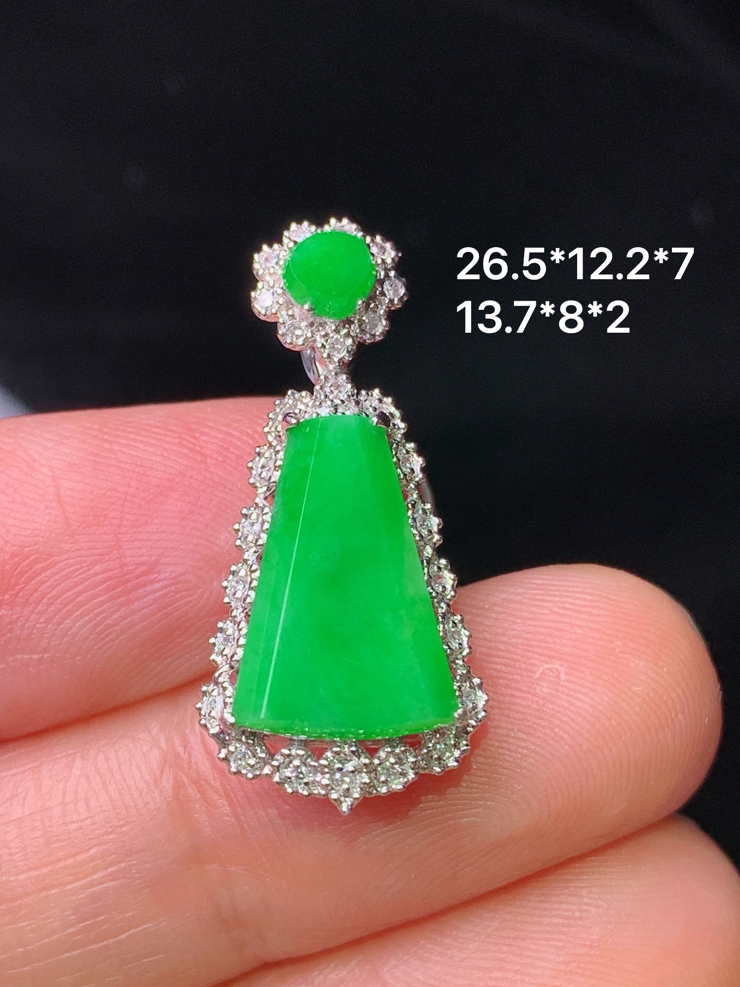 18k金钻镶嵌翠绿无事牌吊坠 玉质细腻 色泽艳丽 整体尺寸26.5*12.2*7x2