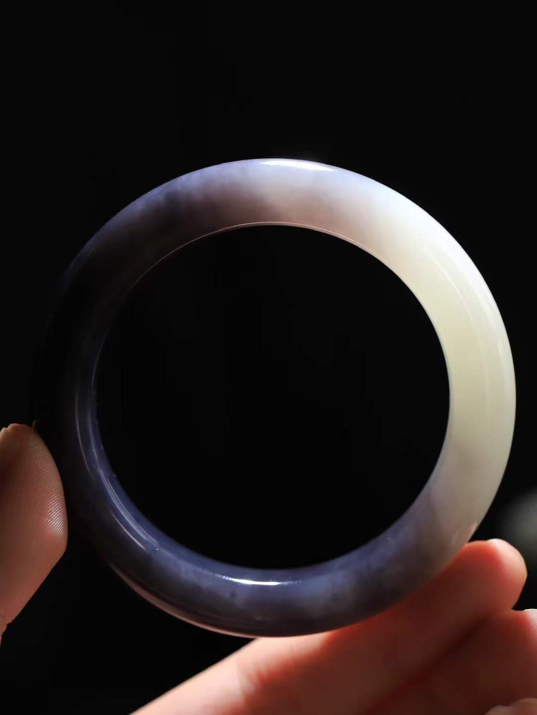 【婉约佳人.镯】

精品和田玉烟紫白玉双色手镯，玉质细腻，触感温润，佩戴它，感受玉石的温度与自然的灵性，让每一天都充满诗意与美好。重70克  尺寸57-12.7-10.5mm  11351233T