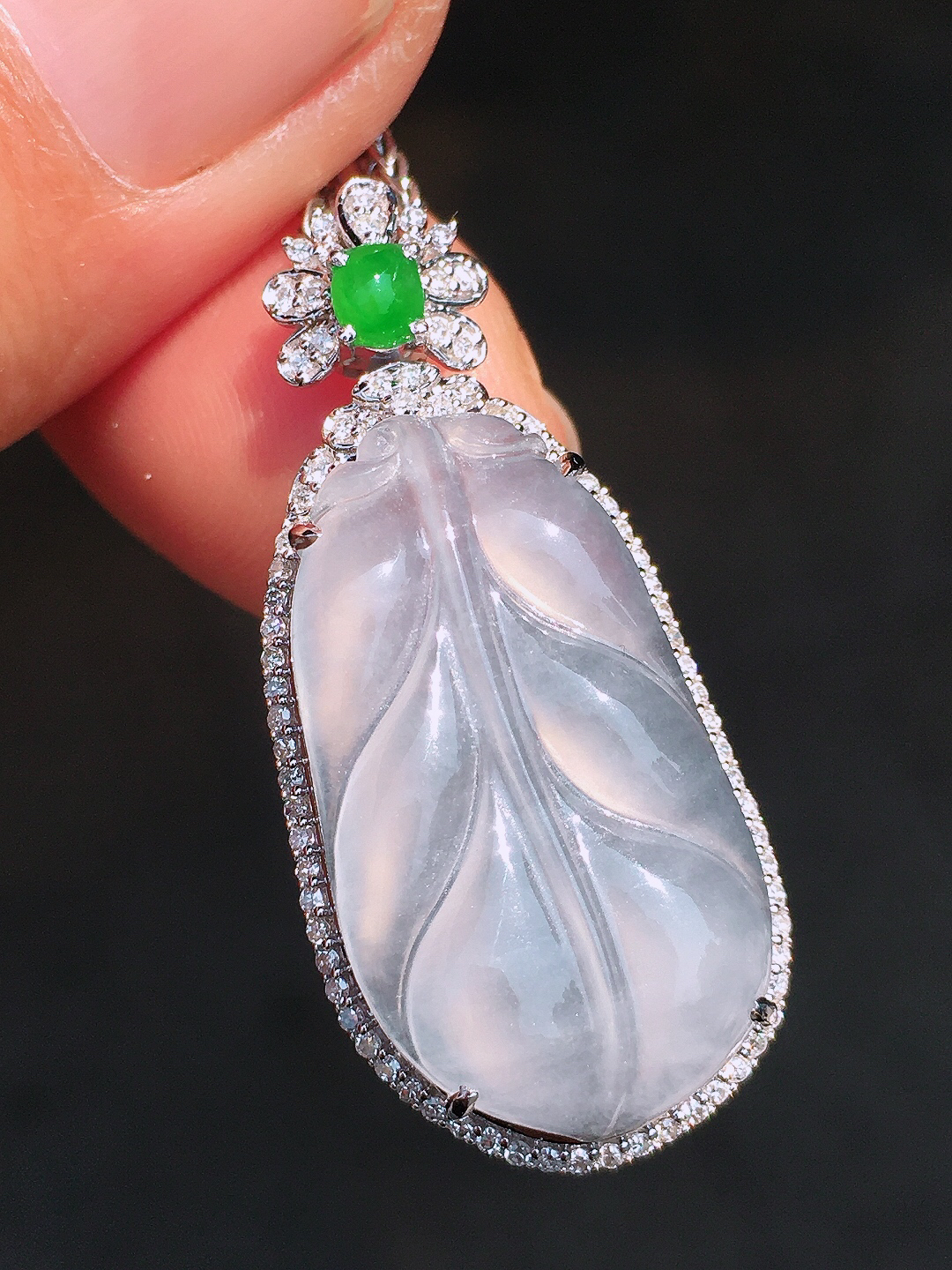 冰种玉叶吊坠，玉质细腻，荧光感超
强，饱满圆润，尽显优雅气质，18k
金豪华镶嵌