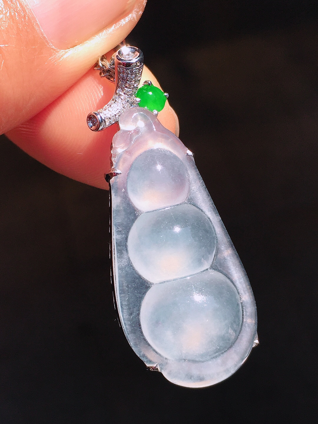 冰种福豆吊坠，玉质细腻，荧光感超
强，饱满圆润，尽显优雅气质，18k
金豪华镶嵌