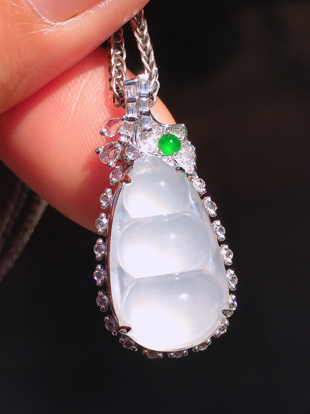 冰种福豆吊坠，玉质细腻，荧光感超
强，饱满圆润，尽显优雅气质，18k
金豪华镶嵌