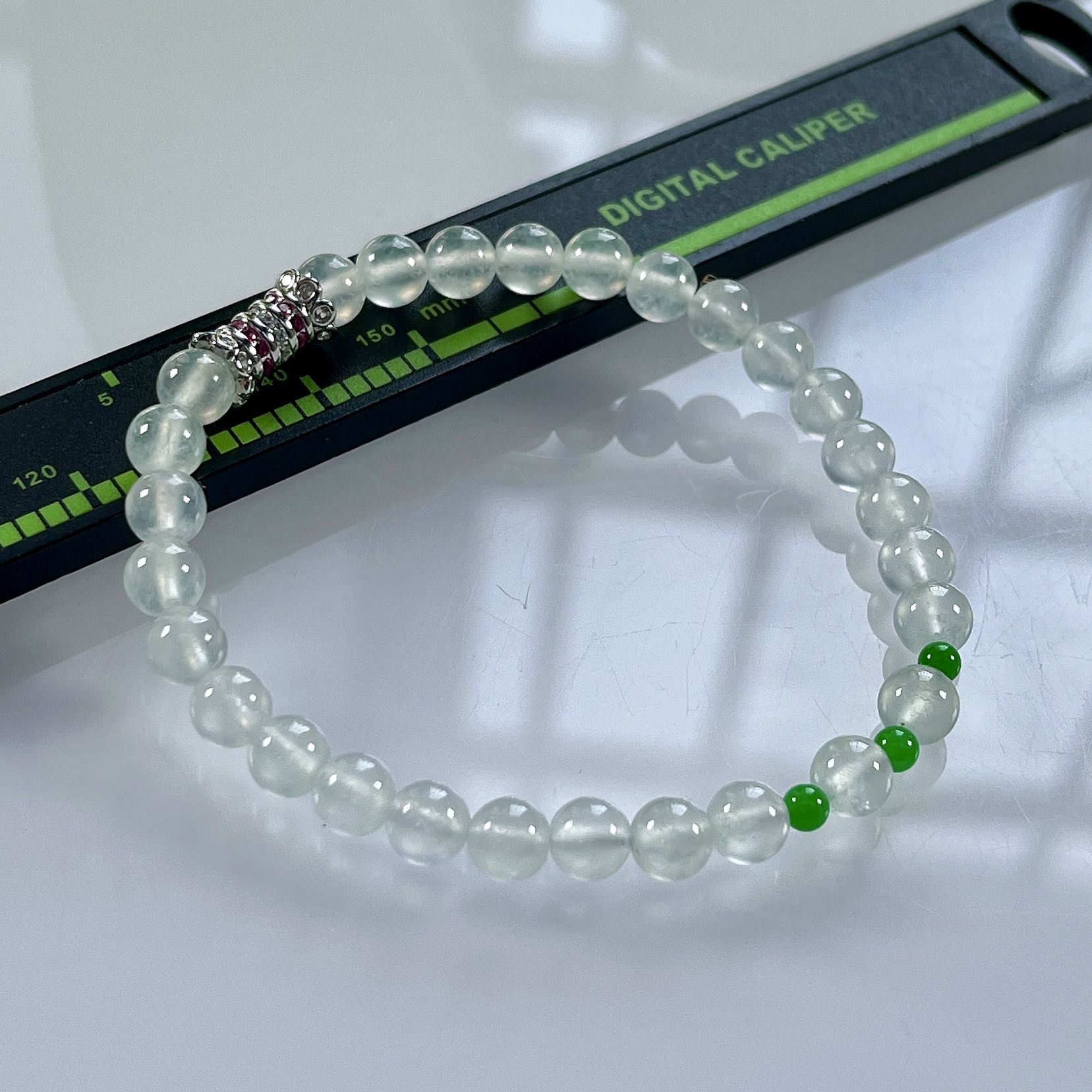 缅甸天然翡翠A货，卡5.8玻璃种起光起胶圆珠手串手链，尺寸：白珠5.8mm/28颗，小绿珠3mm/3