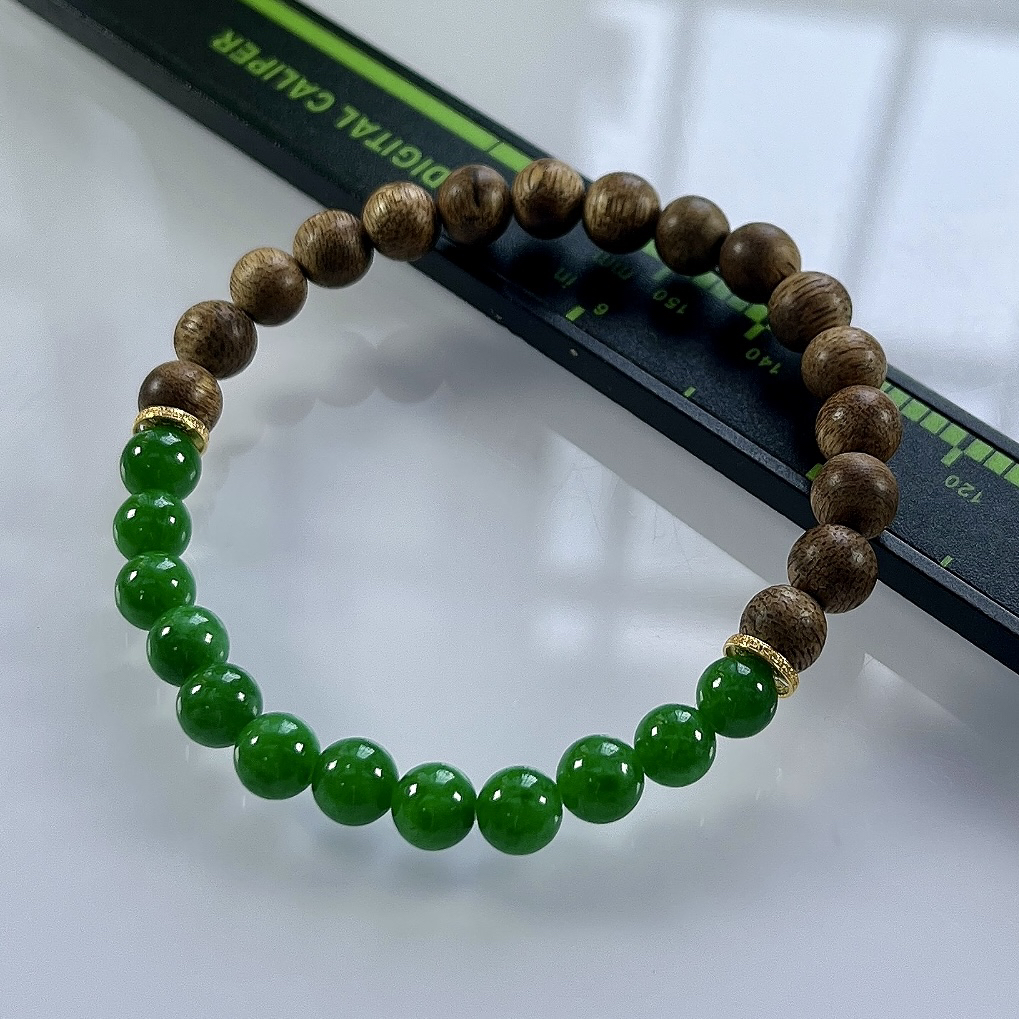 收藏级别，缅甸天然翡翠A货，卡6冰种满绿浓阳绿圆珠手串手链，尺寸：6mm/12颗，重量：6.01g，隔片为18k金，配饰为沉香木。
