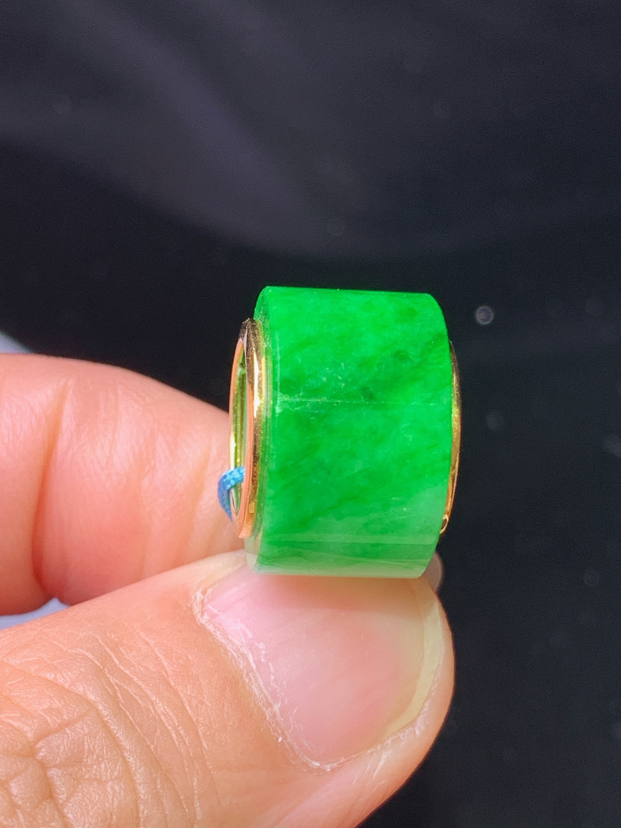 18k金镶嵌翠绿路路通吊坠 玉质细腻 色泽艳丽清新 水润亮眼 整体尺寸15*15*8.8b1