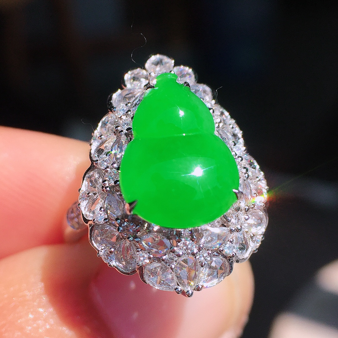 正阳绿葫芦戒指，色泽均匀艳丽，玉质细腻，荧光感超
强，饱满圆润，尽显优雅气质，18k
金豪华镶嵌