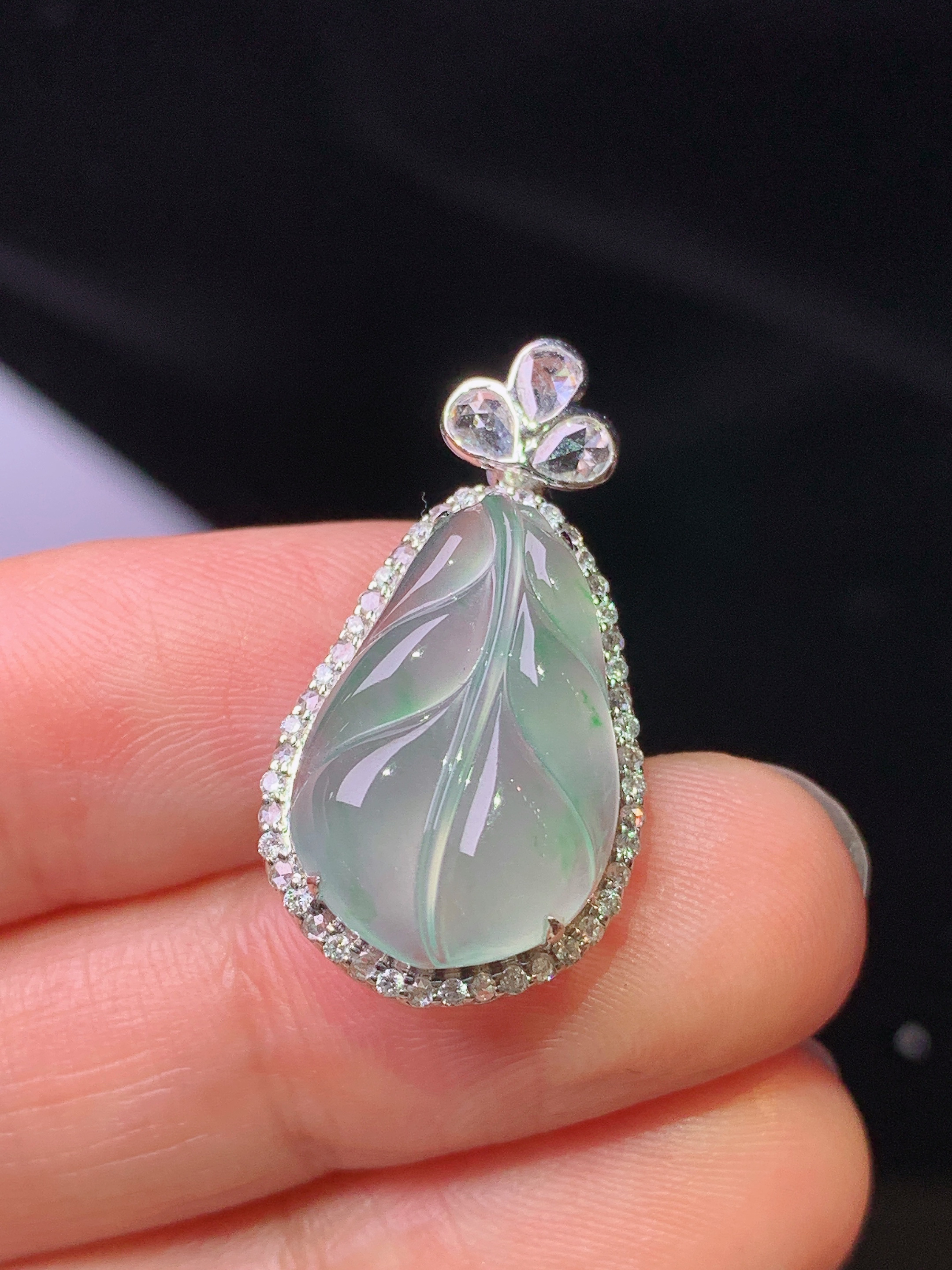 18k金钻镶嵌冰种飘绿树叶吊坠 玉质细腻 色泽艳丽 整体尺寸26.7*14.2*7.8c1