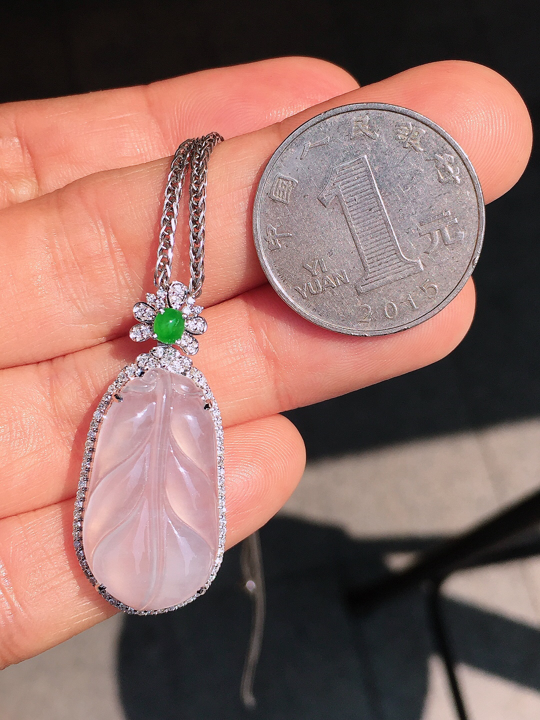 冰种玉叶吊坠，玉质细腻，荧光感超
强，饱满圆润，尽显优雅气质，18k
金豪华镶嵌