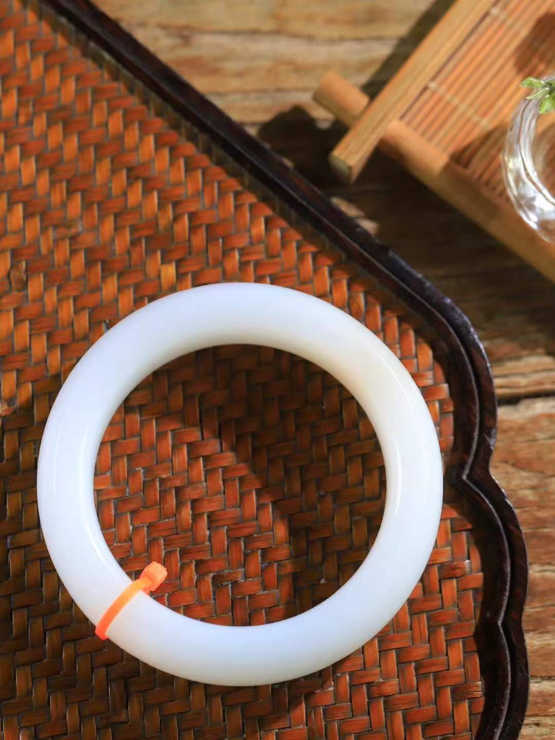 【婉约佳人.镯】

精品和田玉白玉手镯，玉质细腻，触感温润，佩戴它，感受玉石的温度与自然的灵性，让每一天都充满诗意与美好。重96克  尺寸55-17.6-10.7mm  11351333T