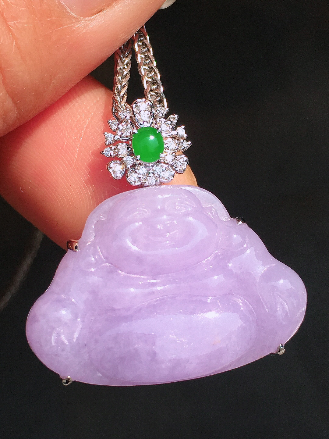 紫罗兰佛公吊坠，色泽均匀艳丽，玉质细腻，荧光感超
强，饱满圆润，尽显优雅气质，18k
金豪华镶嵌