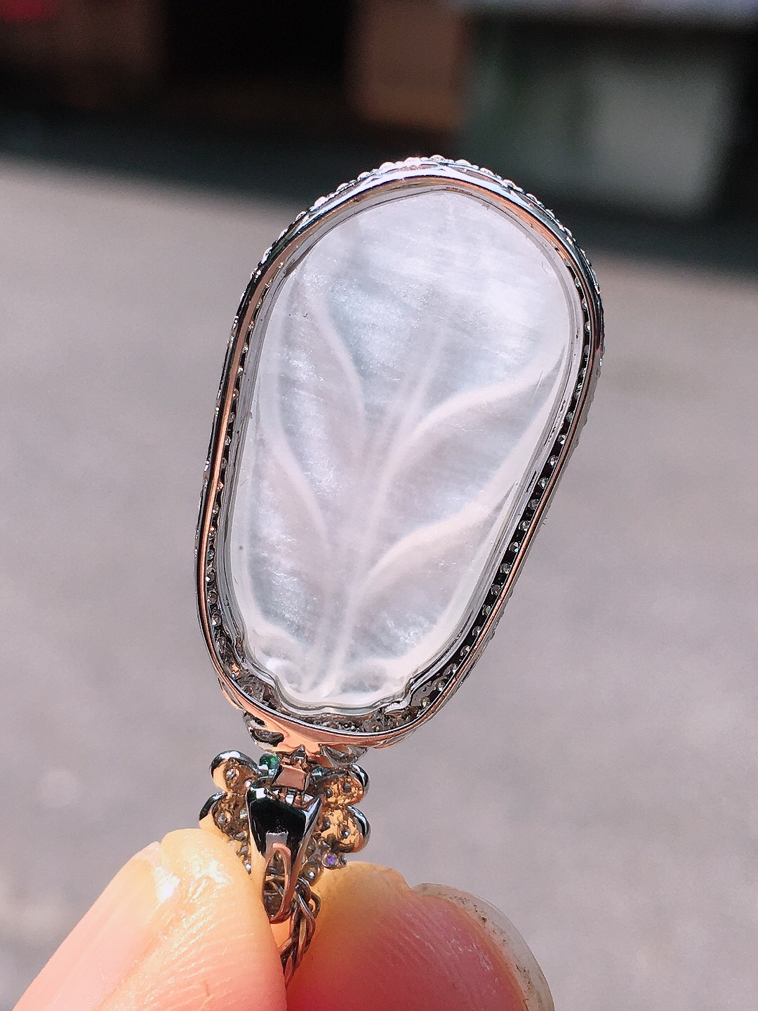 冰种玉叶吊坠，玉质细腻，荧光感超
强，饱满圆润，尽显优雅气质，18k
金豪华镶嵌