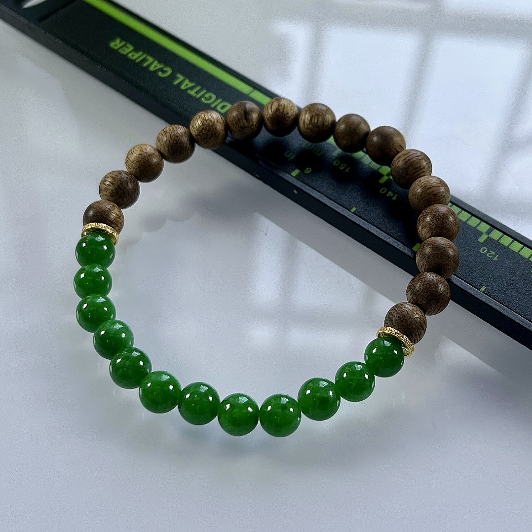 收藏级别，缅甸天然翡翠A货，卡6冰种满绿浓阳绿圆珠手串手链，尺寸：6mm/12颗，重量：6.01g，隔片为18k金，配饰为沉香木。