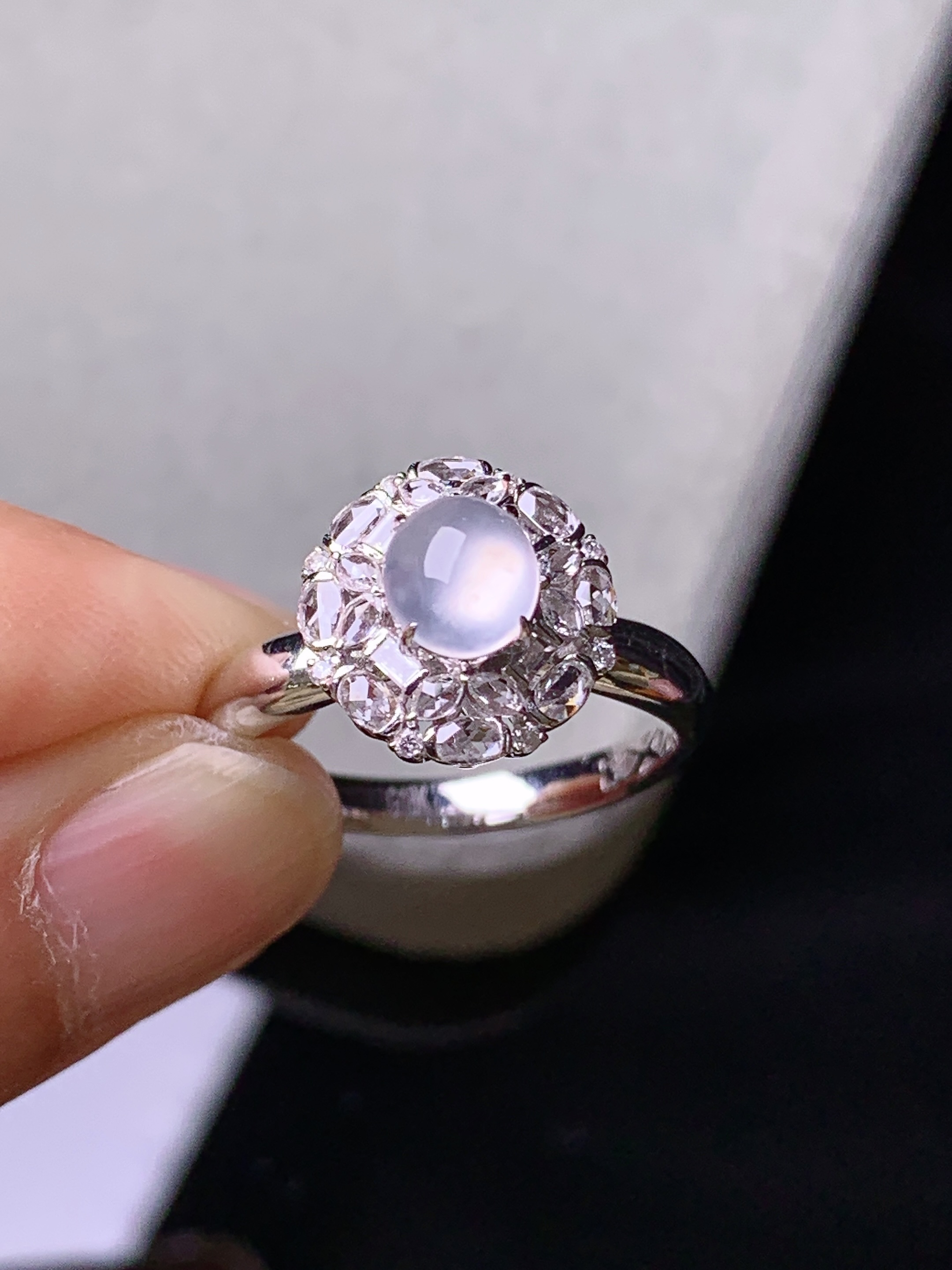 18k金钻镶嵌冰种蛋面戒指 玉质细腻 色泽艳丽清新 水润亮眼 圈口14.5 整体尺寸11.6*11*9.2m3