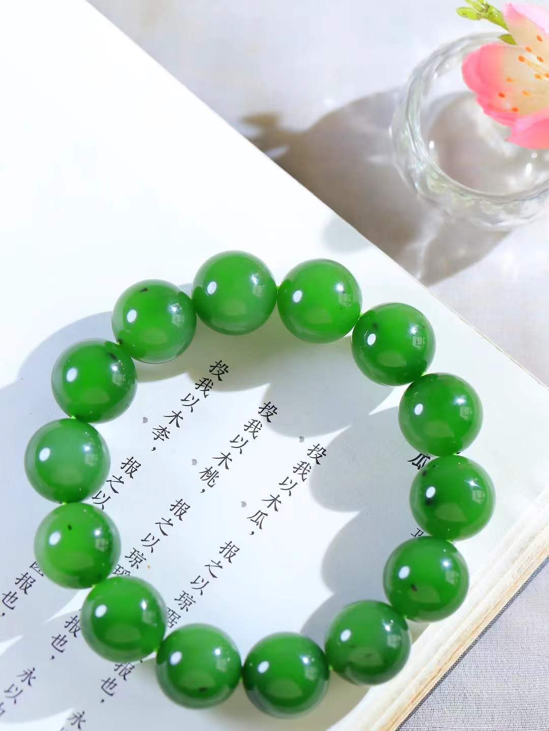 【珠圆玉润.手串】

精品和田玉碧玉珠圆玉润手串 玉质温润细腻  整串打磨圆润，佩戴舒适。珠珠落玉盘，间关莺语花底滑，一生美好时光，无论身在何处，都有它相伴相守。事事顺遂，幸福美满，吉祥如意。重89.5克 尺寸取一16mm FDL-16301300