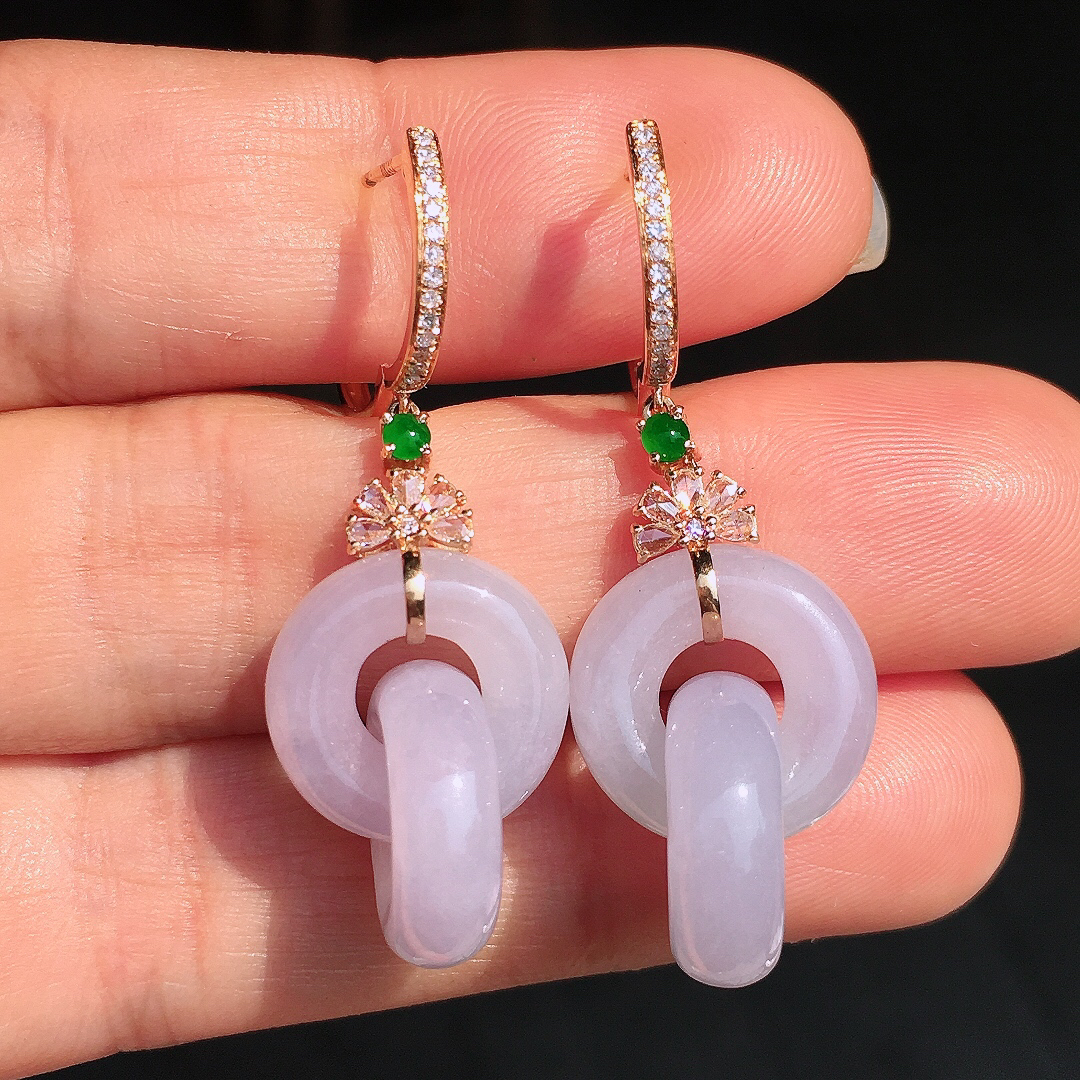 淡紫裸兰【环环相扣】耳坠，色泽均匀艳丽，玉质细腻，荧光感超
强，饱满圆润，尽显优雅气质，18k
金豪华镶嵌