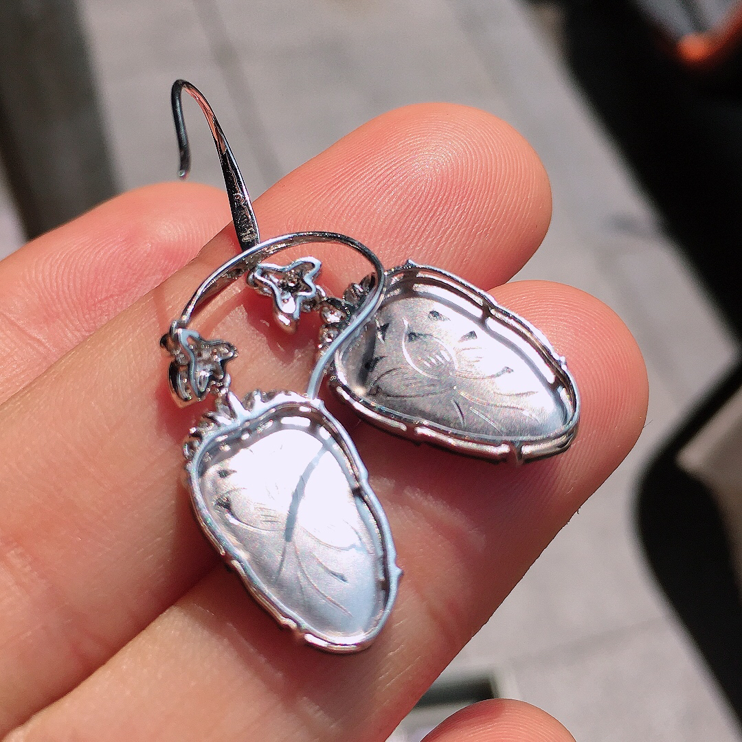 阳绿玉叶耳坠，色泽均匀艳丽，玉质细腻，荧光感超
强，饱满圆润，尽显优雅气质，18k
金豪华镶嵌