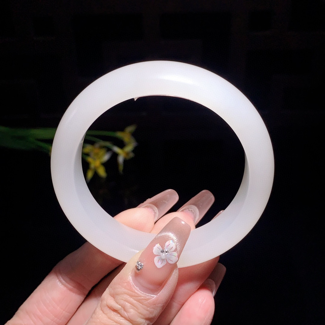 土豪款，和田玉57圈口羊脂白宽条手镯！玉质细腻油润 底色纯净 无裂无杂 脂粉好，品质好！