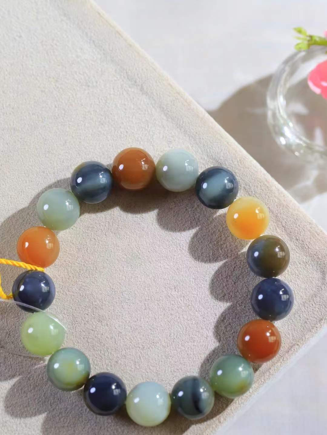 【多宝手串】

货头精选 和田玉多宝老型珠手串，每一颗玉石都凝聚自然的灵气与岁月的沉淀，寓意福禄寿喜，守护您的平安与幸福。佩戴它，感受千年玉文化的温润与优雅。重45.2克  尺寸取一12mm  78371254L