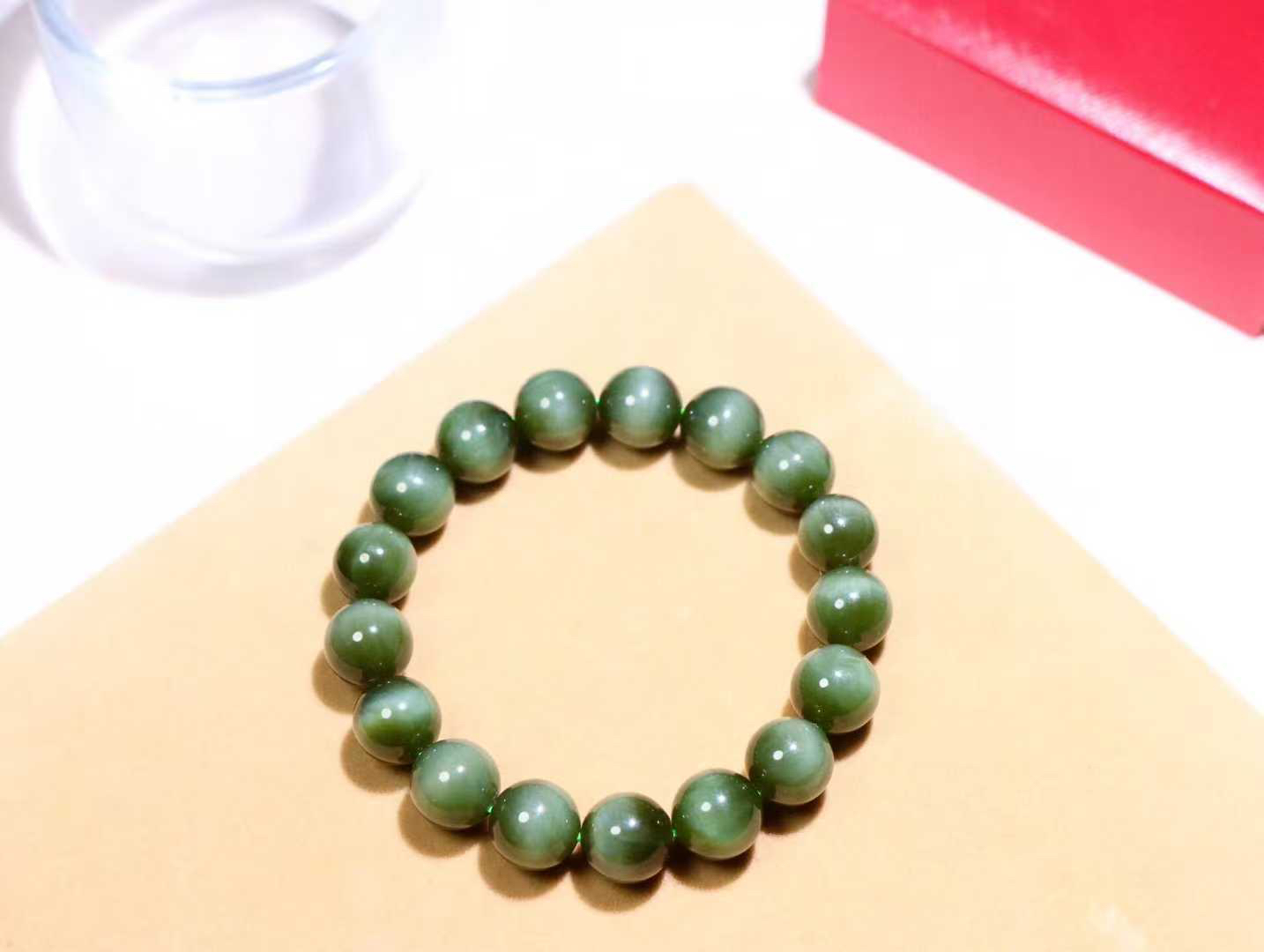 【碧波涟漪】

品质第一 信誉至上️和田玉碧玉猫眼手串 质地温润灵动 猫眼儿般的光中，有波光潋滟，