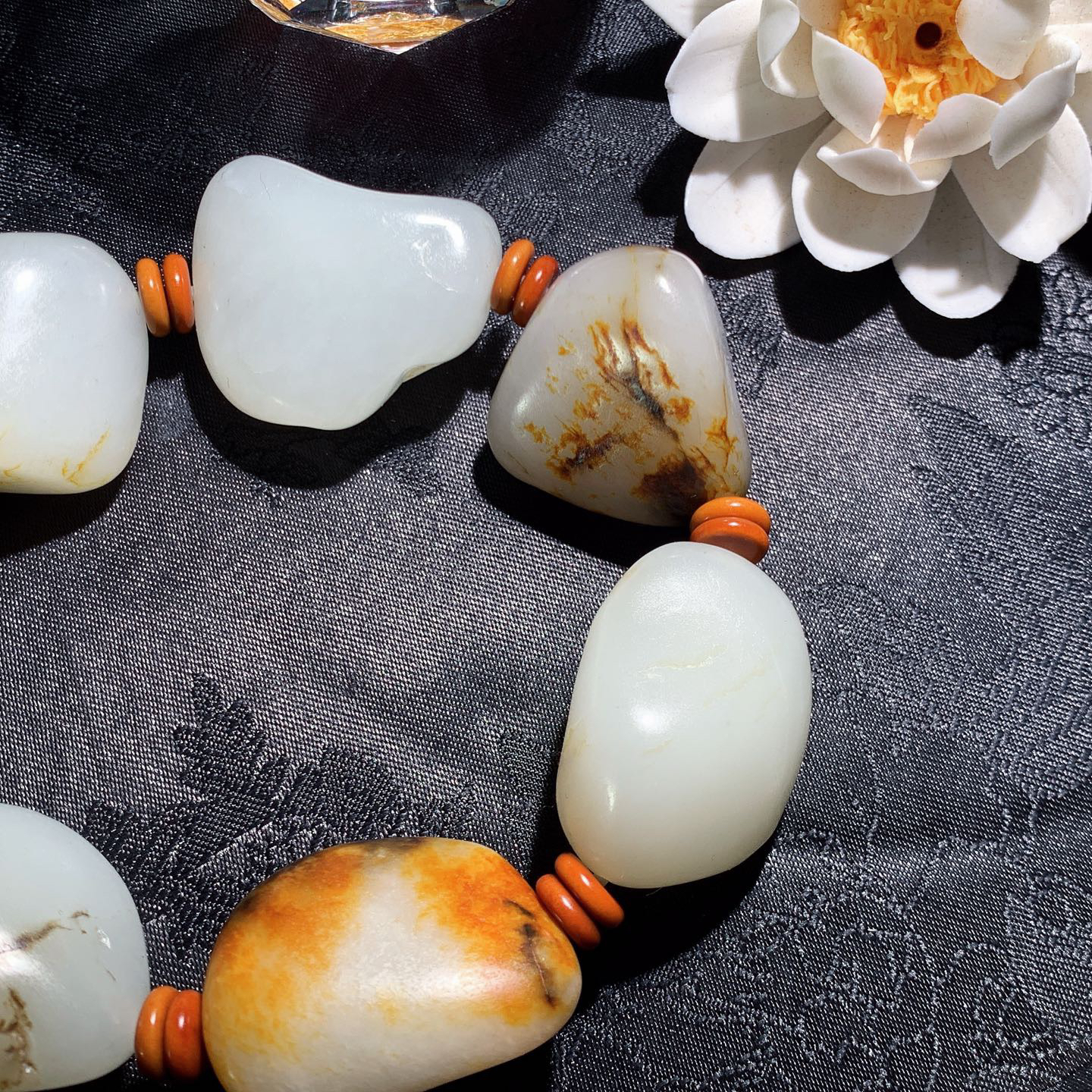 新疆和田玉白玉籽料手串 单颗尺寸32/26/18重146.8克。玉质细腻油润。手推出油。品相大气 l