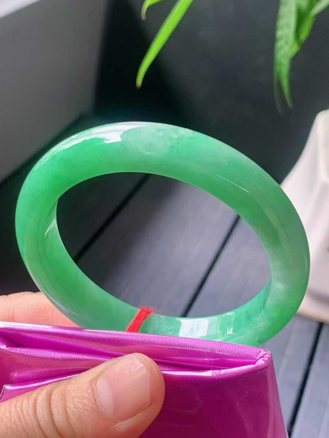 【翡翠名称】老坑种冰绿52.5正圈口手镯
【翡翠尺寸】52.5/11.2/8mm适合51.5-54正圈口佩戴
【翡翠描述】宝贝种老水足，玉质细腻，色泽靓丽，性价比高，佩戴效果好！
【其它赠送】权威证书/精美挂绳盒子/支持全国复检