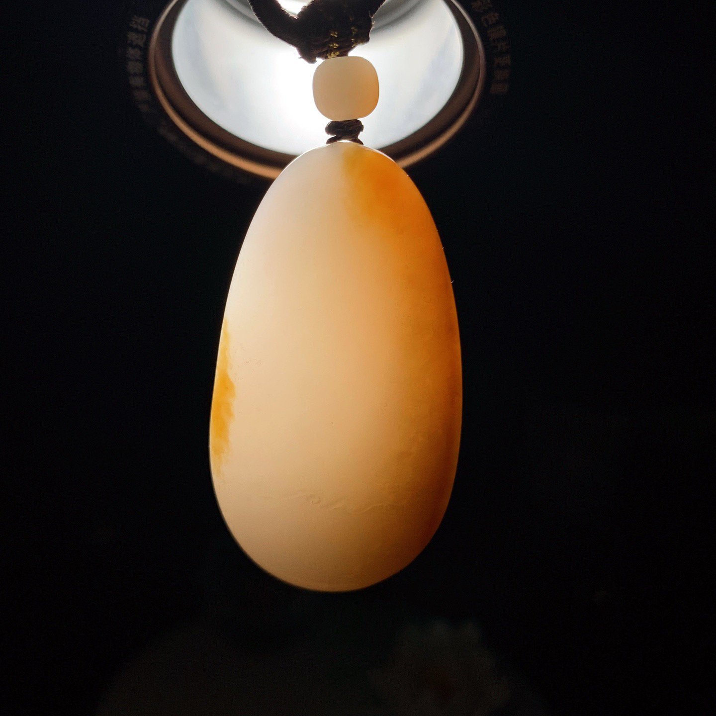 新疆和田玉白且末糖观音挂件！尺寸53/29/14重35.6克。玉质细腻油润。手推出油。佩戴高端典雅。lt260310