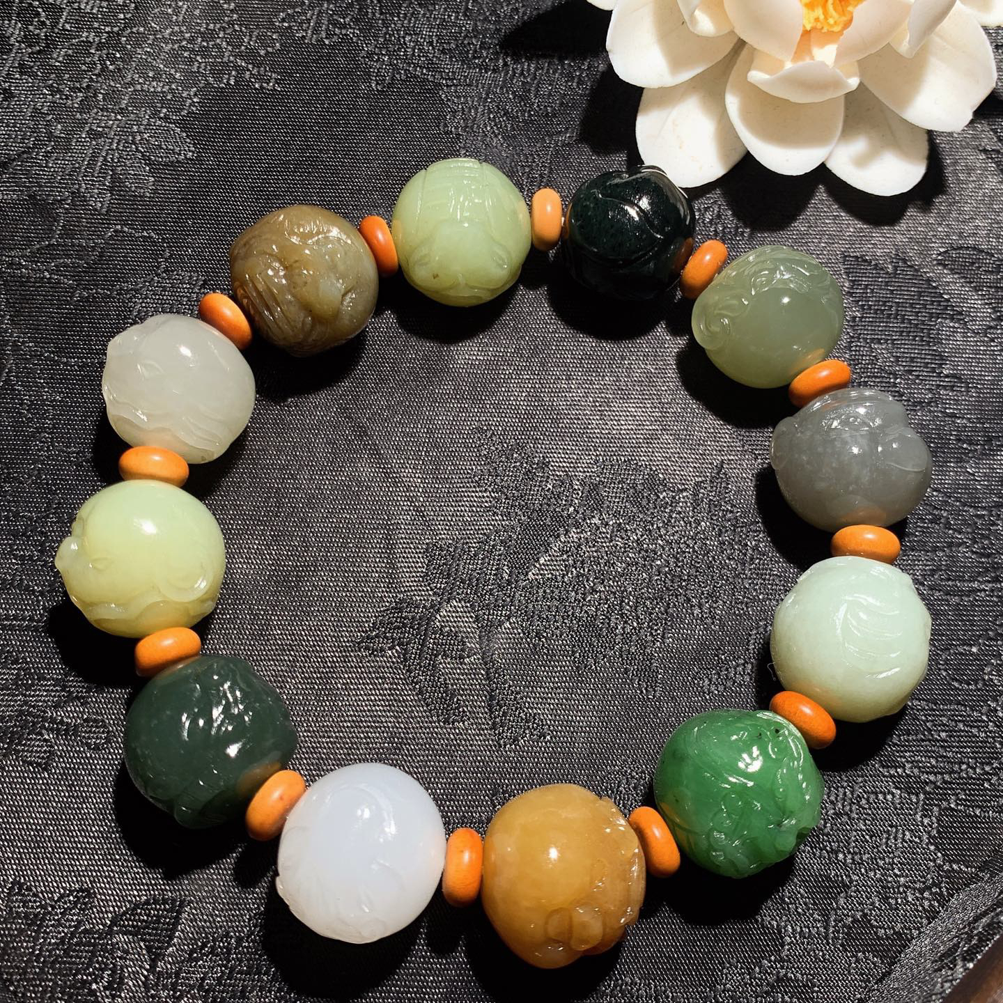 新疆和田玉且末糖多包十二生肖手串！尺寸16！玉质细腻油润。手推出油。佩戴高端典雅。lt260313