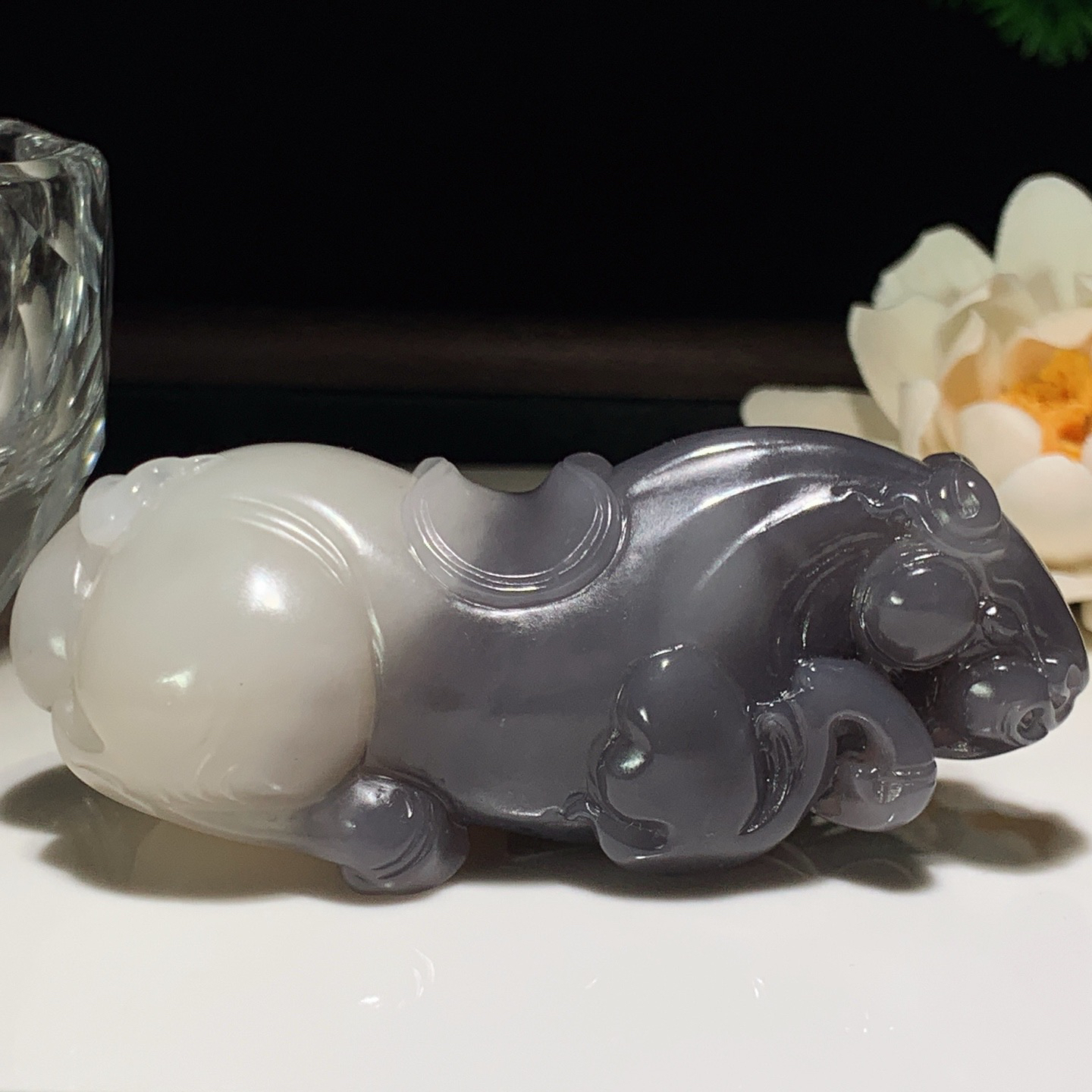 和田玉青海料白加烟紫马把件！尺寸62/36/28重121克 玉质细腻油润 底色纯净 脂粉好，品质好。lt260310