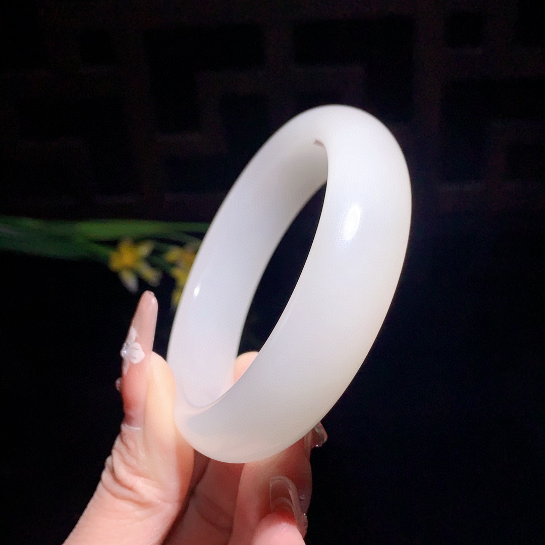 土豪款，和田玉57圈口羊脂白宽条手镯！玉质细腻油润 底色纯净 无裂无杂 脂粉好，品质好！