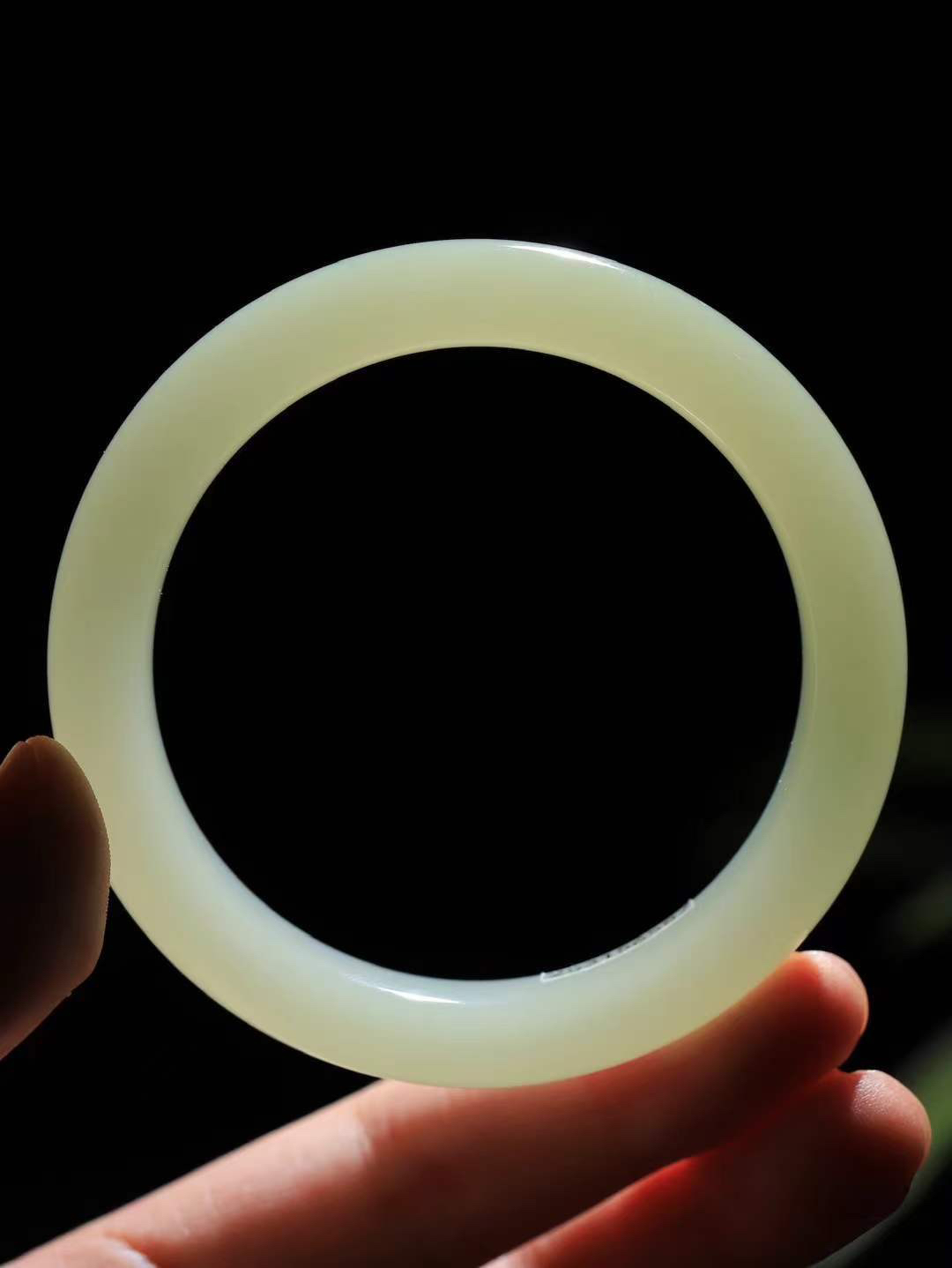 【晴水相伴.镯】

精品️和田玉晴水手镯，以其淡雅的晴水色调，成为腕间的一抹亮色。玉质细腻，触感温润，佩戴它，感受玉石的温度与自然的灵性，让每一天都充满诗意与美好。重63.2克  尺寸59.5-12.3-9.6mm   75162554AA