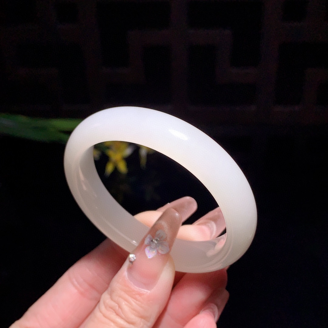 和田玉50.5圈口羊脂白手镯！玉质细腻油润 底色纯净 无裂无杂 脂粉好，品质好！