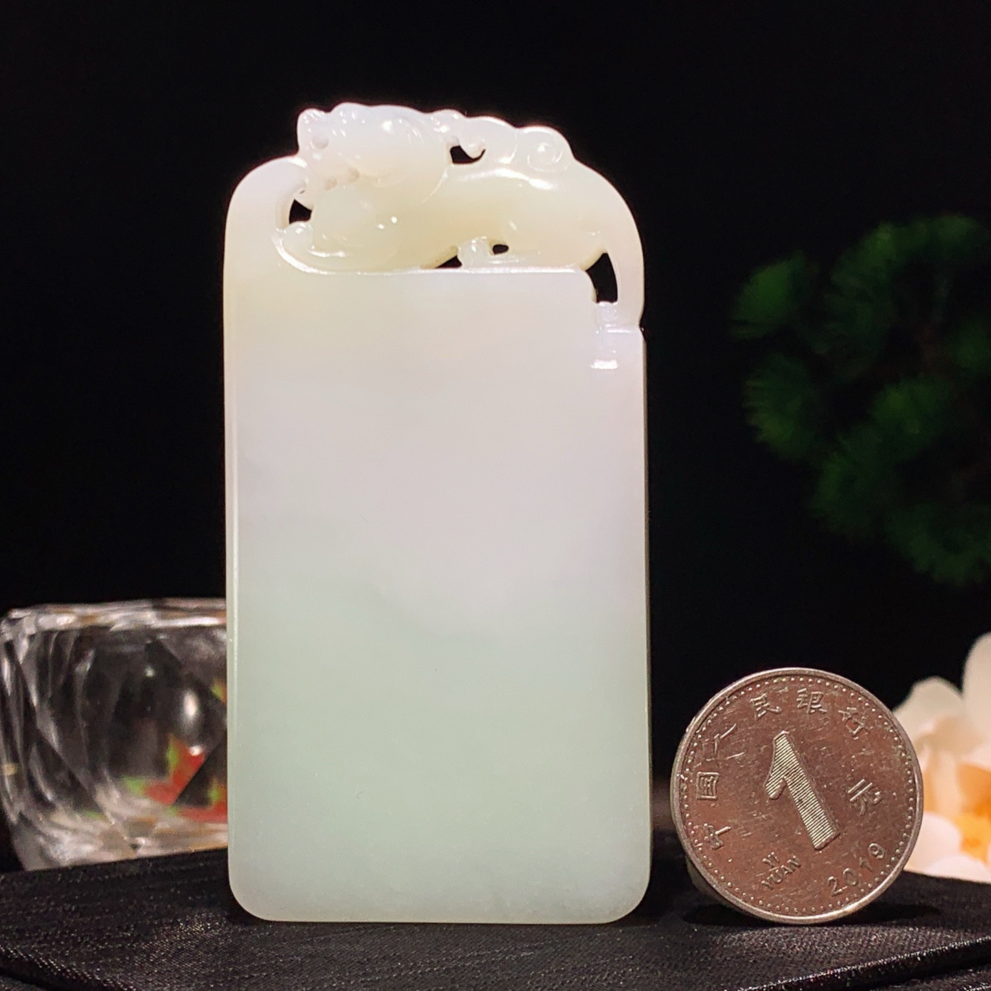 和田玉带翠仿古龙挂件。尺寸74/38/10重73.8克 玉质细腻油润 底色纯净 脂粉好，品质好。lt260310