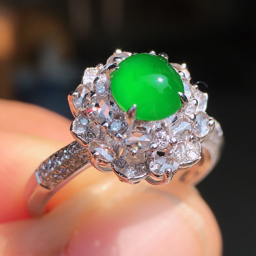 阳绿蛋面戒指，色泽均匀艳丽，玉质细腻，荧光感超
强，饱满圆润，尽显优雅气质，18k
金豪华镶嵌