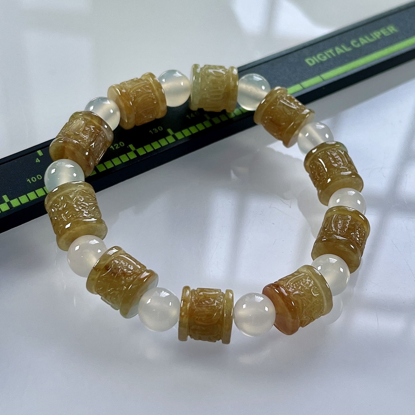 缅甸天然翡翠A货，冰种起胶黄翡冰黄六字箴言路路通手串手链，尺寸取一：高10.5直径10mm/10颗，重量31.92g，白色珠为普通材质。
