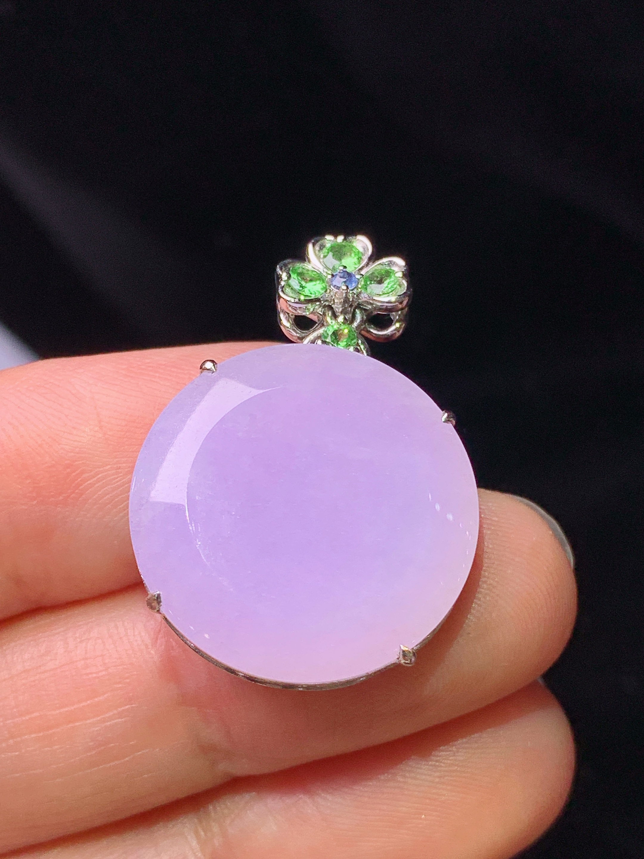 18k金钻镶嵌紫罗兰圆牌吊坠 玉质细腻 色泽艳丽清新 水润亮眼 整体尺寸27.7*19.8*7.2g1