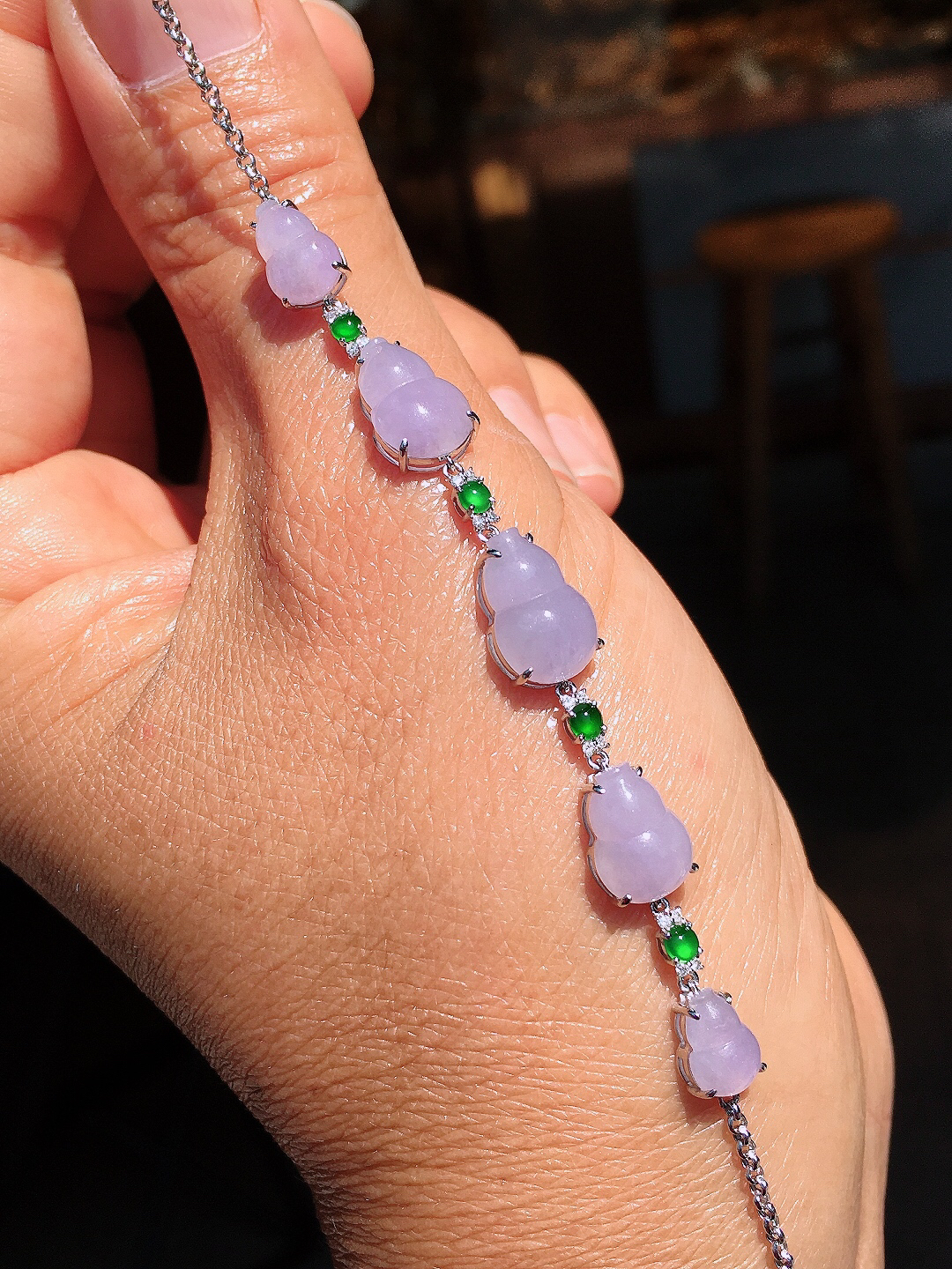 紫罗兰葫芦手链，色泽均匀艳丽，玉质细腻，荧光感超
强，饱满圆润，尽显优雅气质，18k
金豪华镶嵌