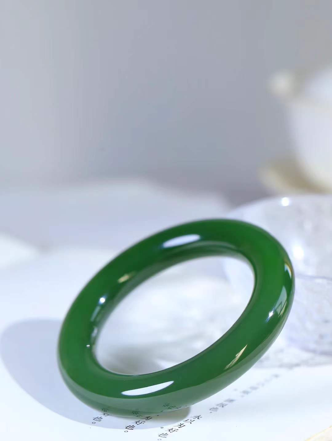 【悠悠芳华.镯】

收藏传家级臻品️和田玉碧玉圆条手镯 玉质温润 青葱岁月，尽收腕中，婉转流畅，凝岁月悠长。盈一眸恬淡，挽一抹绿意。重80.8克 内径53.5mm尺寸12.7-12.7mm56371213T