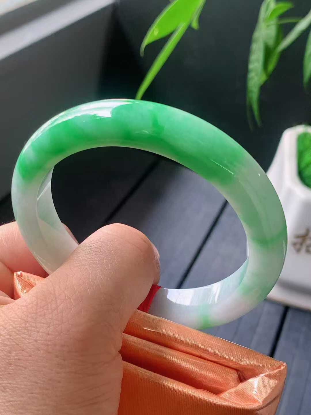 【翡翠名称】老坑种阳绿56.5正圈口翡翠手镯
【翡翠尺寸】56.5/12.2/8.6mm适合55.5-58正圈口佩戴
【翡翠描述】宝贝种老水足，玉质细腻，色泽靓丽，性价比高，佩戴效果好！
【其它赠送】权威证书/精美挂绳盒子/支持全国复检