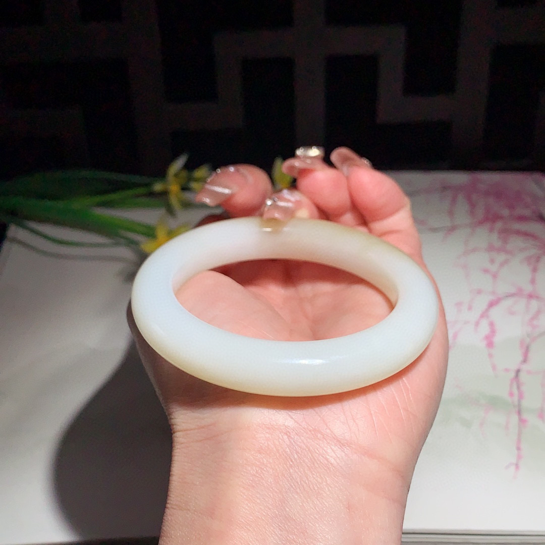 和田玉53.5圈口且末糖手镯！玉质细腻油润 底色纯净 无裂无黑 脂粉好，品质高。