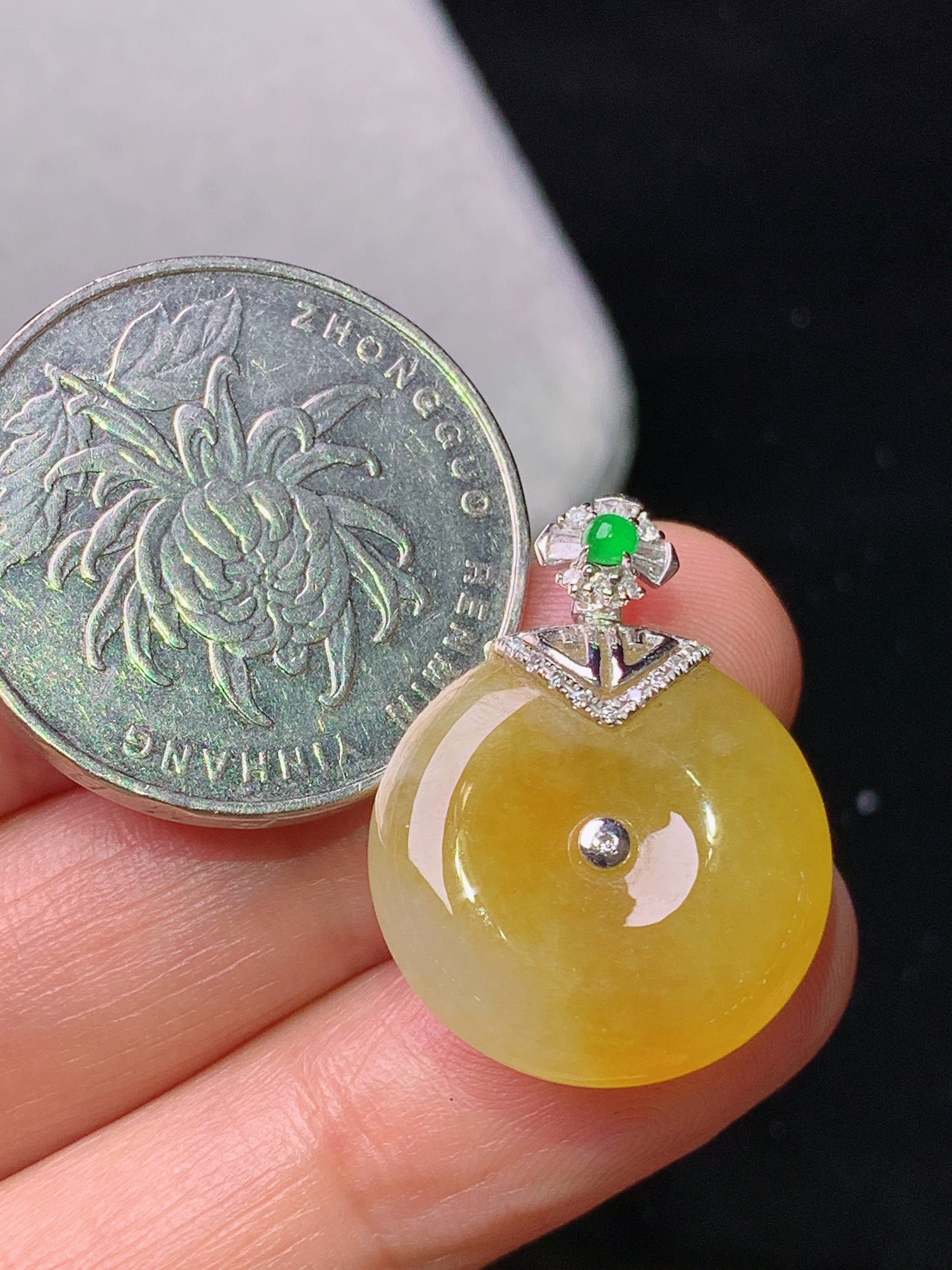 18k金钻镶嵌黄翡平安扣吊坠 玉质细腻 色泽艳丽清新 水润亮眼 整体尺寸24.8*18.6*5b1