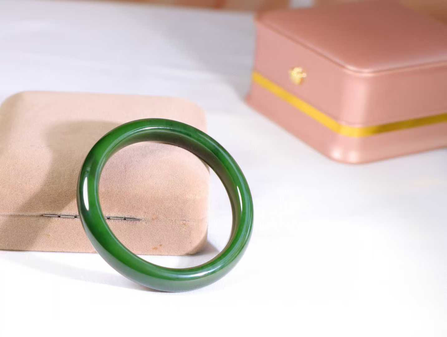 【腕间柔情】

和田玉碧玉菠菜绿手镯，俄料七号矿 红皮老料，玉质温润细腻 油性十足，色泽匀称，️款式精美时尚，佩戴美观惹眼，美自天成，婉约之美，举手投足间透出那份低调奢华。

重44.9克 圈口56.5mm尺寸56.5-11-8mm O18823207130