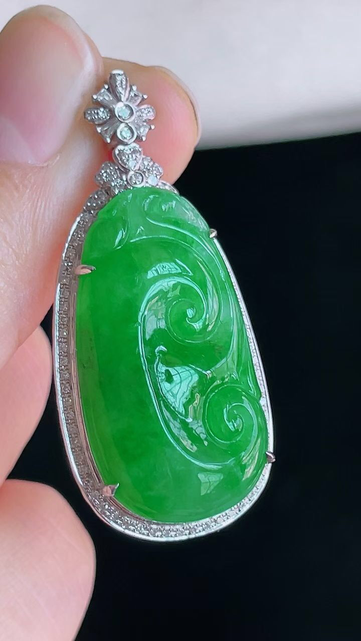 【翡翠名称】18K金豪华镶钻冰阳绿如意翡翠吊坠
【翡翠尺寸】含金40.6/18.4/8.6mm
【翡翠描述】宝贝种老水足，玉质细腻，色泽靓丽，性价比高，佩戴效果好！
【其它赠送】权威证书/精美挂绳盒子/支持全国复检
